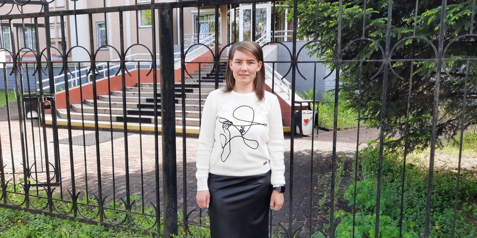 Tatyana Sholner vor dem Gerichtsgebäude, Mai 2021
