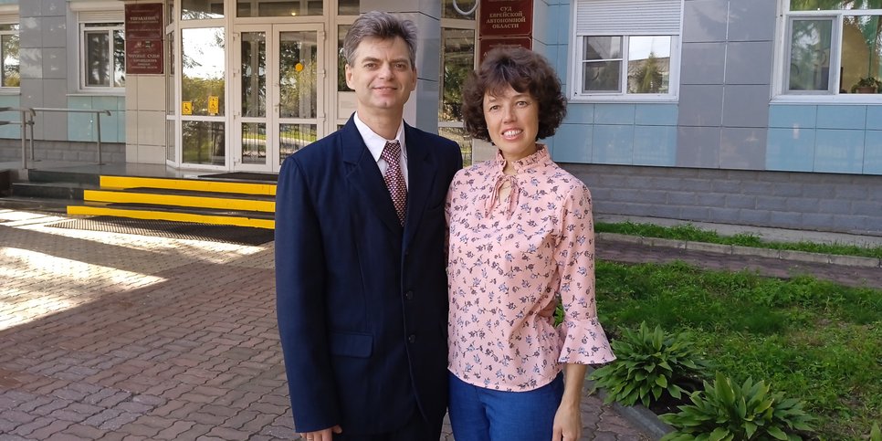 Natalia Kriger miehensä Valeryn kanssa oikeustalon ulkopuolella