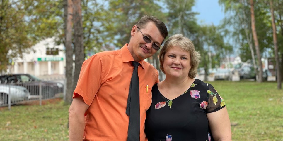 Auf dem Foto: Alexander Nikolaev mit seiner Frau Evgenia, 2021