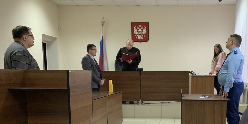 裁判所はヴィクトル・シャヤポフ(左から2人目)に判決を告げる。2022年11月8日
