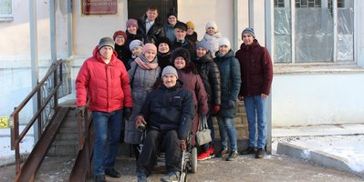 在审判当天，朋友和熟人来支持安德烈·佩尔米诺夫和他的妻子。