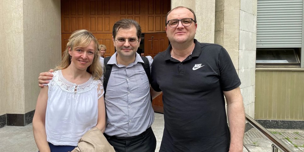 Da sinistra a destra: Irina, Alexandr Serebryakov e Yuri Temirbulatov al palazzo di giustizia. Agosto 2022