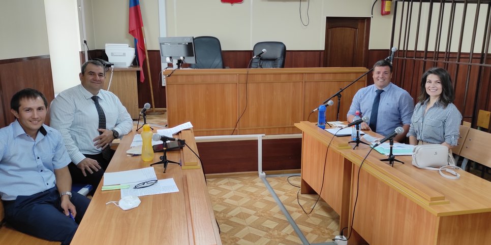 사진 왼쪽에서 오른쪽으로: 법정에 있는 마라트 압둘갈리모프, 아르센 압둘라예프, 안톤 데르갈레프, 마리야 카르포바. 2020년 9월 21일