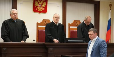 I giudici della Corte Suprema della Russia Aleksey Shamov, Sergey Zelenin e Vasiliy Zykin dopo l&rsquo;annuncio della sentenza sul caso dei Testimoni di Geova della Kamchatka (dicembre 2022)