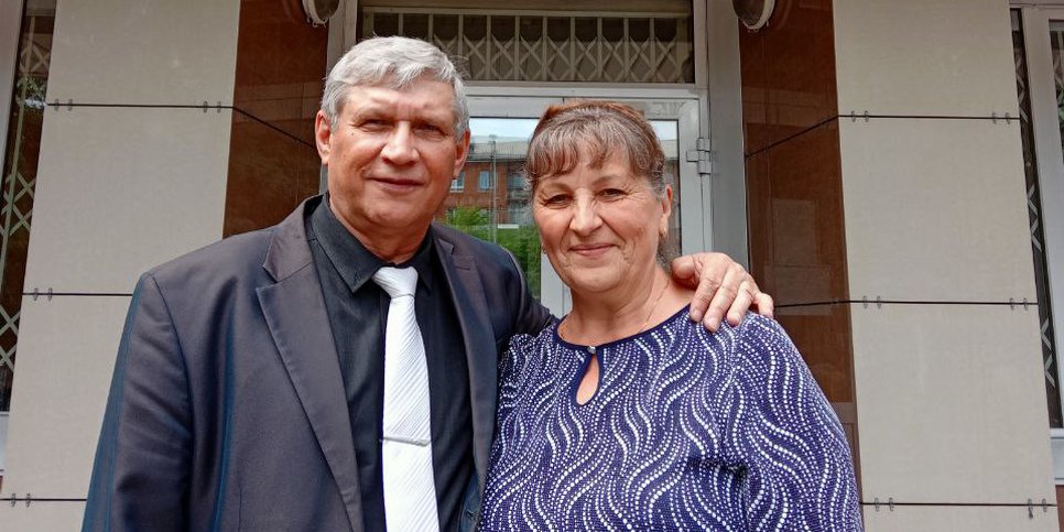 Sergey Sushilnikov with his wife near the Kuznetsk District Court of Novokuznetsk, June 2022