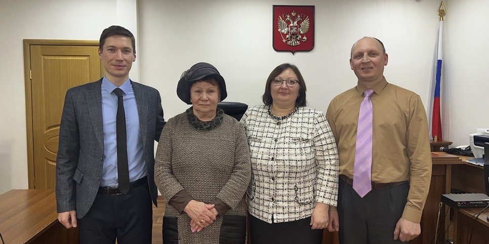 法廷で弁護士と一緒のバジェノフ夫妻とヴェラ・ゾロトワ。2023年1月31日