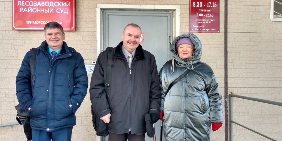 Sergey Kobelev, Yevgeniy Grinenko e Svetlana Yefremova al palazzo di giustizia. Febbraio 2023