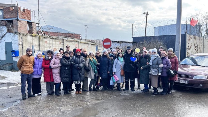 Aleksandr Shcherbina com amigos no dia de sua libertação da colônia penal. 22 de fevereiro de 2023