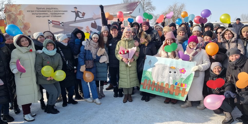 À la sortie de la colonie pénitentiaire, Andreï Andreïev a été accueilli par une centaine de personnes - des amis de Lipetsk, Voronej, Koursk et Moscou. 22 février 2023