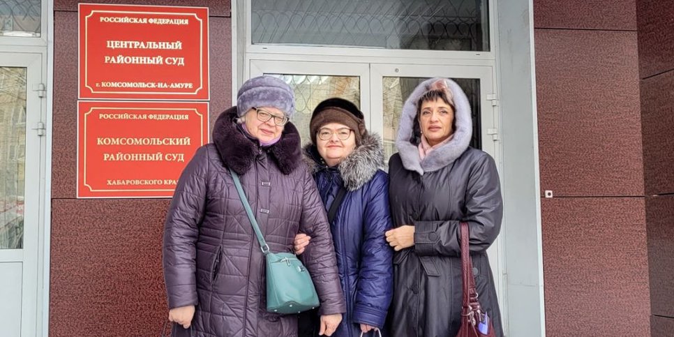 На фото слева направо: Татьяна Бондаренко, Татьяна Свобода, Елена Нестерова у здания суда. Январь 2023 года