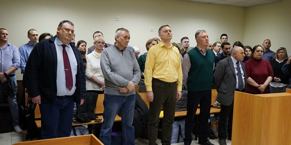 从左到右：维塔利·科马罗夫、伊万·柴可夫斯基、谢尔盖·沙塔洛夫、尤里·车尔尼雪夫和瓦尔丹·扎卡良在判决当天
