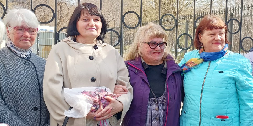 Le jour du verdict, des amis et des connaissances sont venus au palais de justice pour soutenir Irina Mikhailenko (deuxième à partir de la gauche). Avril 2023