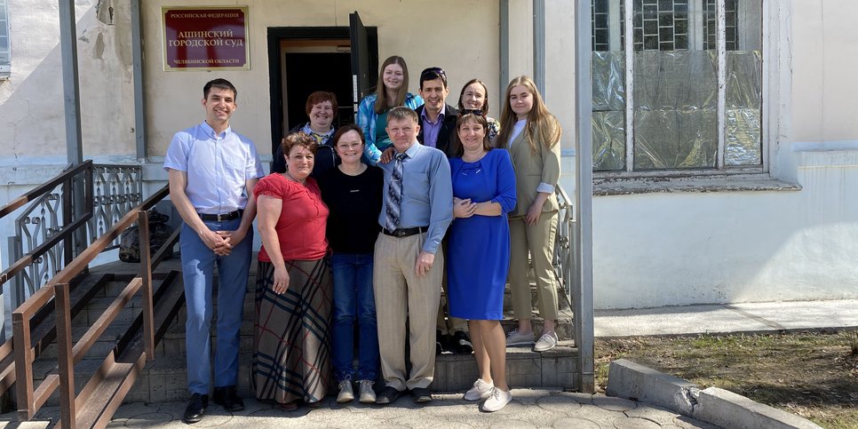 Vadim Fedorov mit seiner Familie und Freunden vor dem Gerichtsgebäude in Asha. April 2023