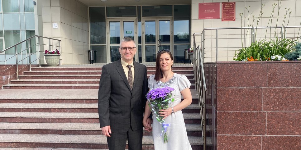 Dmitriy Dolzhikov con la moglie Marina il giorno del verdetto