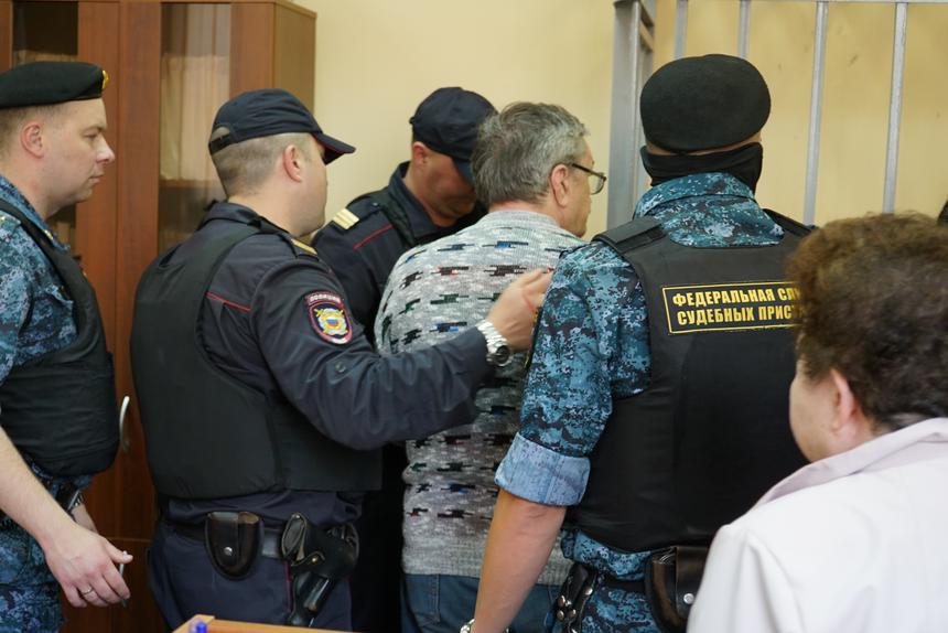 Anatoli Marunov viedään pois käsiraudoissa tuomion jälkeen