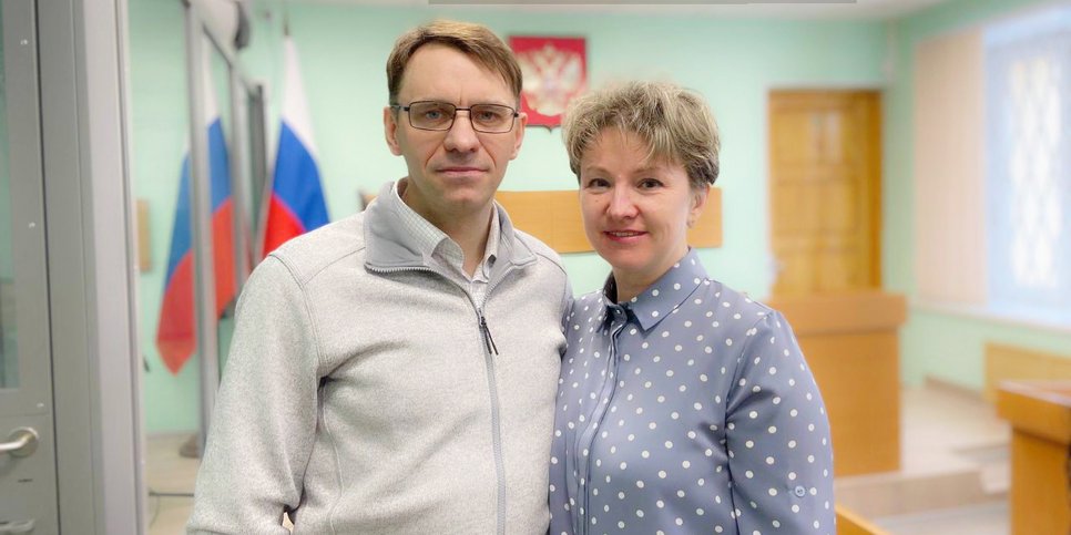 Denis Merkulov com sua esposa Natalya em 23 de março de 2023, dia do veredicto