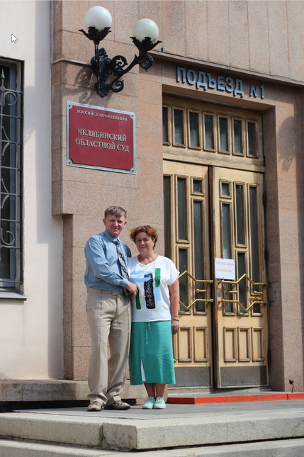 Vadim Fedorov con la moglie Ljubov il giorno dell'udienza. Luglio 2023