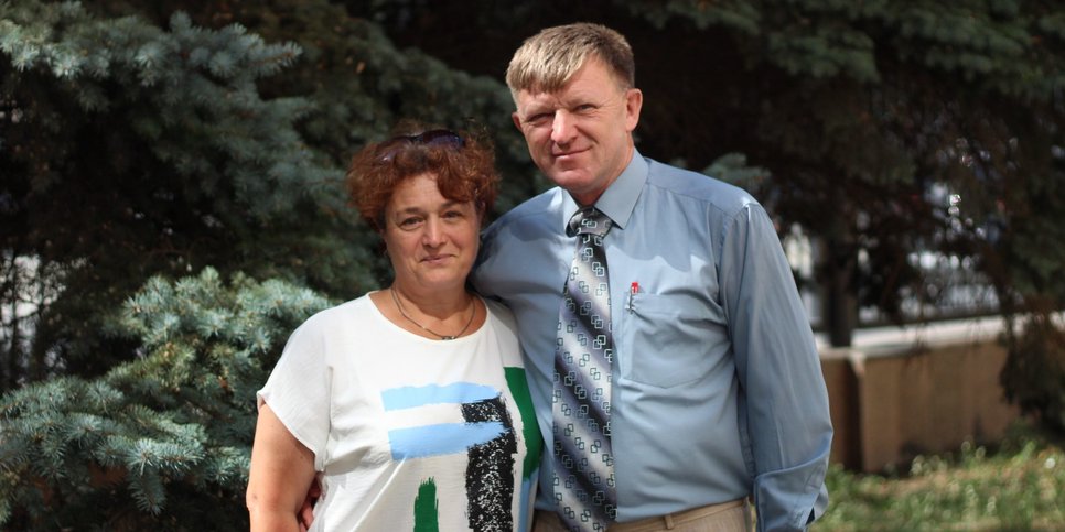 Vadim Fedorov vaimonsa Ljubovin kanssa kuulemispäivänä. Heinäkuu 2023