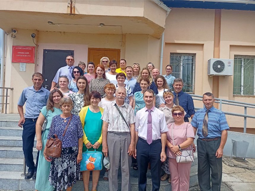 법원에서 신자들을 지지하는 친구들. 2023년 8월