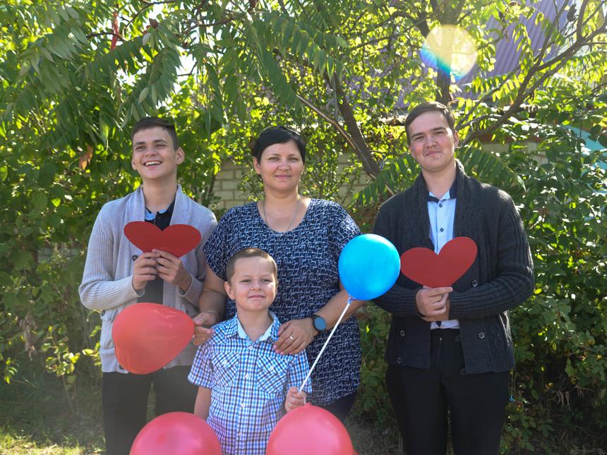 Мария Бельтикова с тремя сыновьями в ожидании выхода супруга из колонии