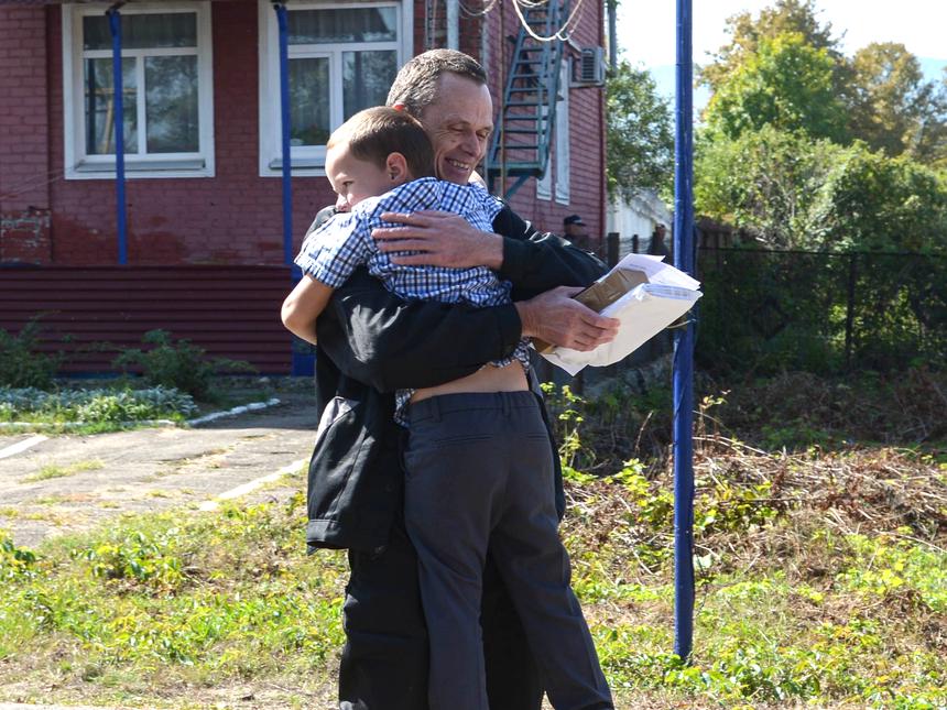 Der Gläubige umarmt seinen jüngeren Sohn