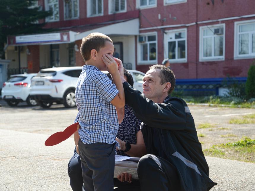 Maksim Beltikov está enxugando lágrimas do rosto do filho