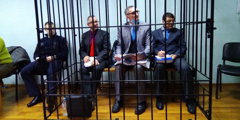 Владимир Пискарёв, Владимир Мельник и Артур Путинцев в клетке во время судебного заседания. Ноябрь 2022 г.