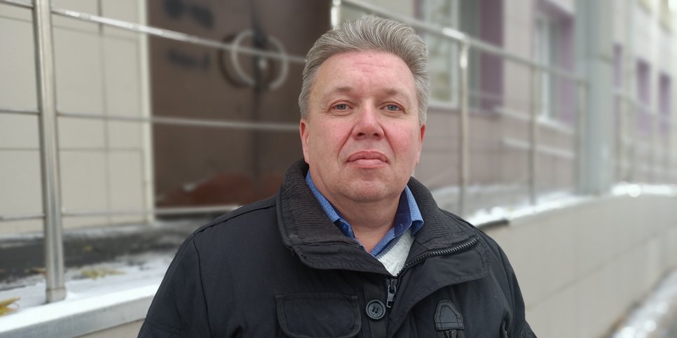Евгений Бушев перед зданием Калининского районного суда Челябинской области, октябрь 2023
