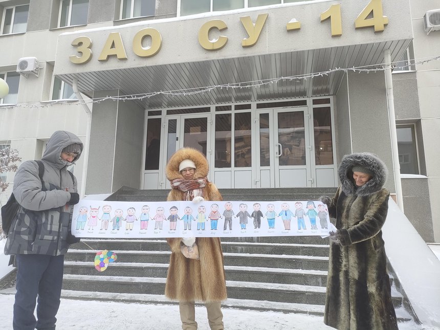 Друзья, пришедшие поддержать верующих в 30-градусный мороз