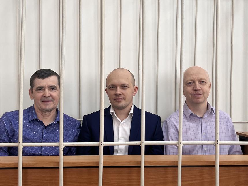 从左到右：谢尔盖·科西亚年科、里纳特·基拉莫夫和谢尔盖·科罗廖夫在法庭上身陷囹圄