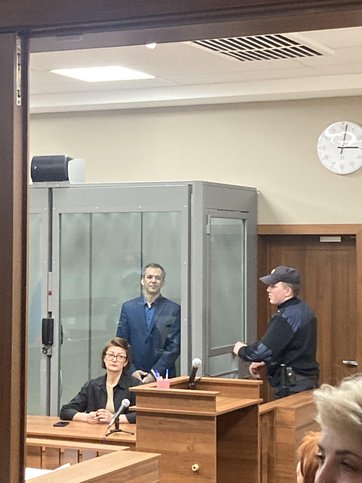 Konstantin Sannikov niin sanotussa "akvaariossa" - huoneessa, jossa erityisen vaarallisia rikollisia pidetään yleensä oikeudenkäynnin aikana