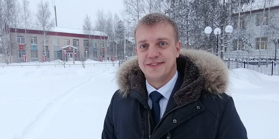 Andrej Sasonow nach der Verlesung des Urteils vor dem Gerichtsgebäude, Dezember 2021