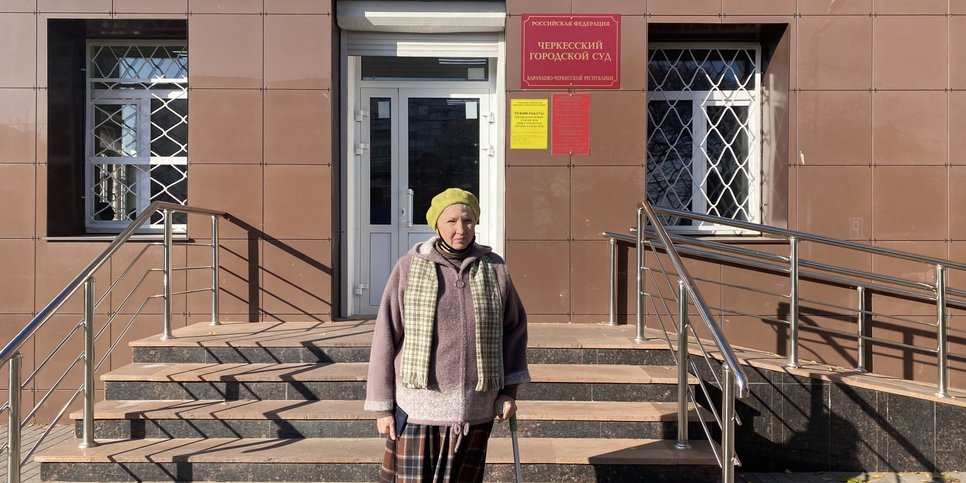 Jelena Mentschikowa in der Nähe des Gerichtsgebäudes in Tscherkessk. November 2022