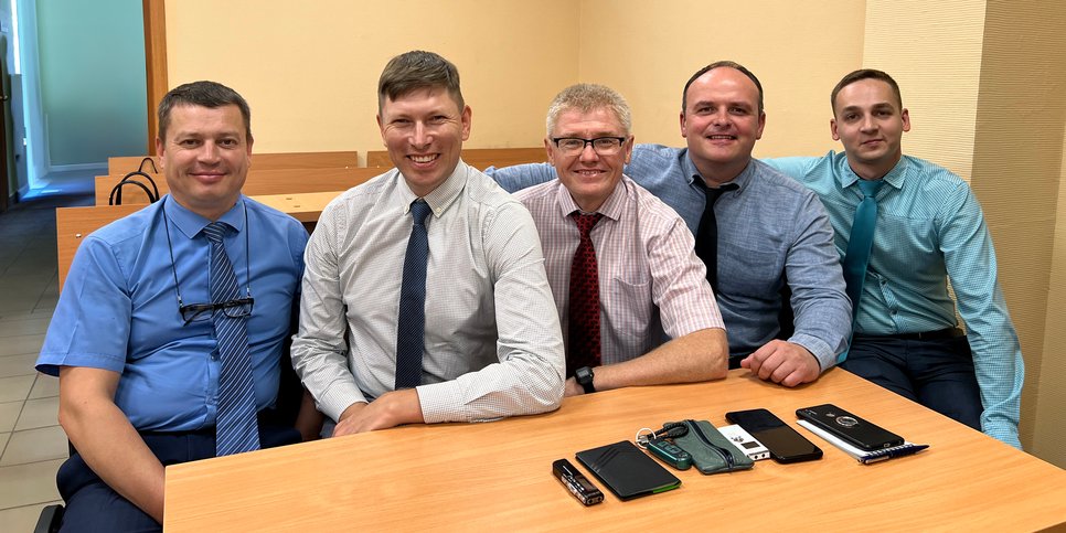 De izquierda a derecha: Nikolay Zhugin, Pavel Lekontsev, Sergey Logunov, Vladimir Kochnev y Vladislav Kolbanov en la sala del tribunal. Julio 2023
