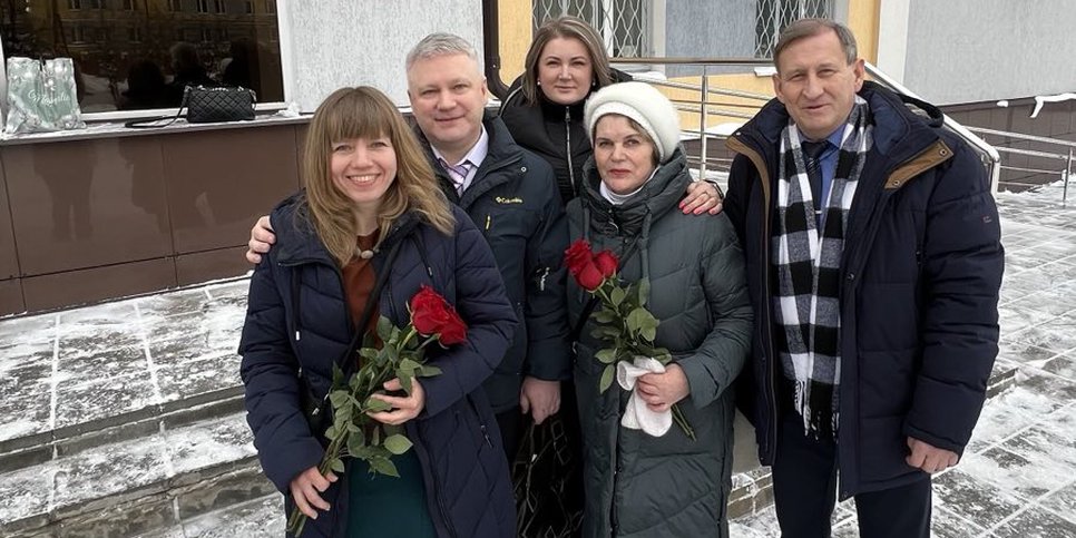 Da esquerda para a direita: Mikhalovs, Svetlana Shishina, Svetlana Ryzhkova e Aleksey Arkhipov no dia do veredicto