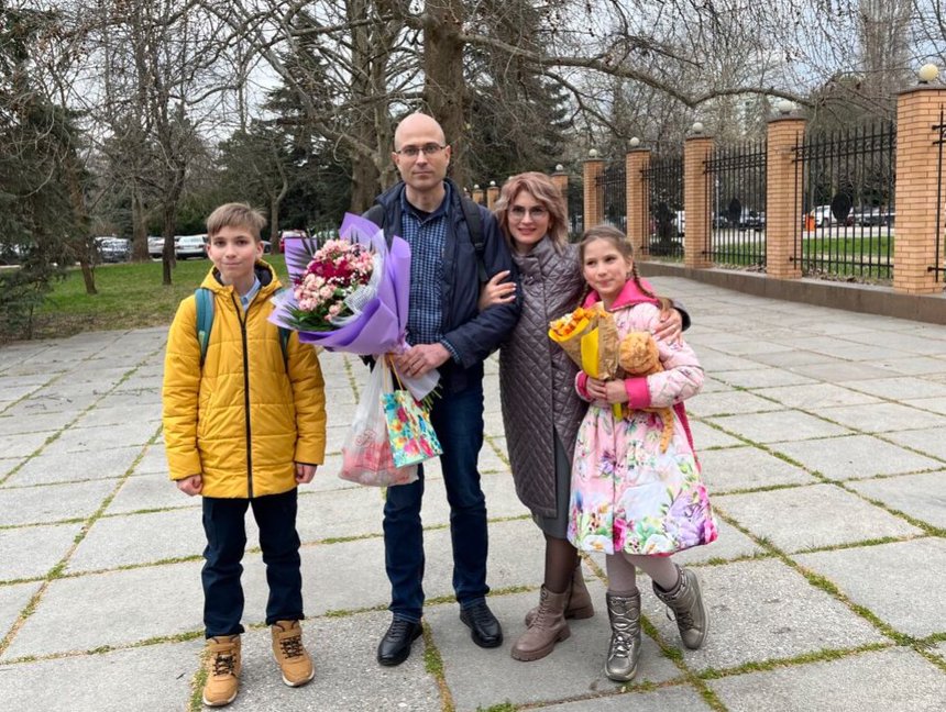 Taras e Darya Kuzo con i loro figli. Marzo 2024