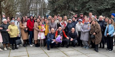 Persone preoccupate si sono recate all&rsquo;edificio del tribunale per sostenere i credenti della Crimea condannati per la loro fede. Marzo 2024.