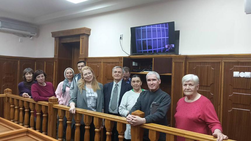 Суд допустил в зал 13 слушателей, пришедших поддержать верующего. 25 апреля 2024 года
