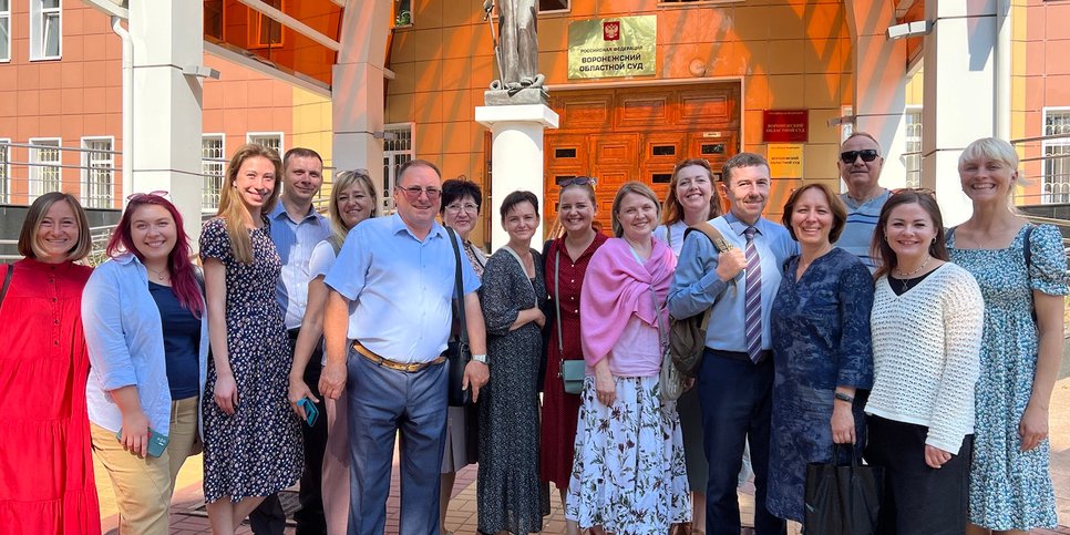 Amigos vieram apoiar Yevgeniy Sokolov no dia do apelo, 20 de agosto de 2024