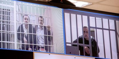 왼쪽에서 오른쪽으로: 세르게이 톨로콘니코프(Sergey Tolokonnikov), 로만 마레예프(Roman Mareyev), 아나톨리 마루노프(Anatoliy Marunov)가 재판 전 구치소에서 화상 회의를 통해 항소심에 참여하고 있다