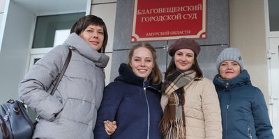 Yekaterina Olshevskaya, Mariya Myasnikova, Kristina Golik y Valentina Yermilova fuera del juzgado un mes antes del veredicto, noviembre de 2024