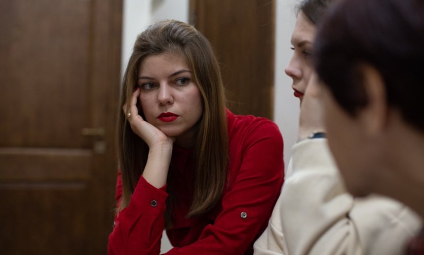 La esposa de Rinat, Galina, espera en el pasillo la decisión del tribunal de casación