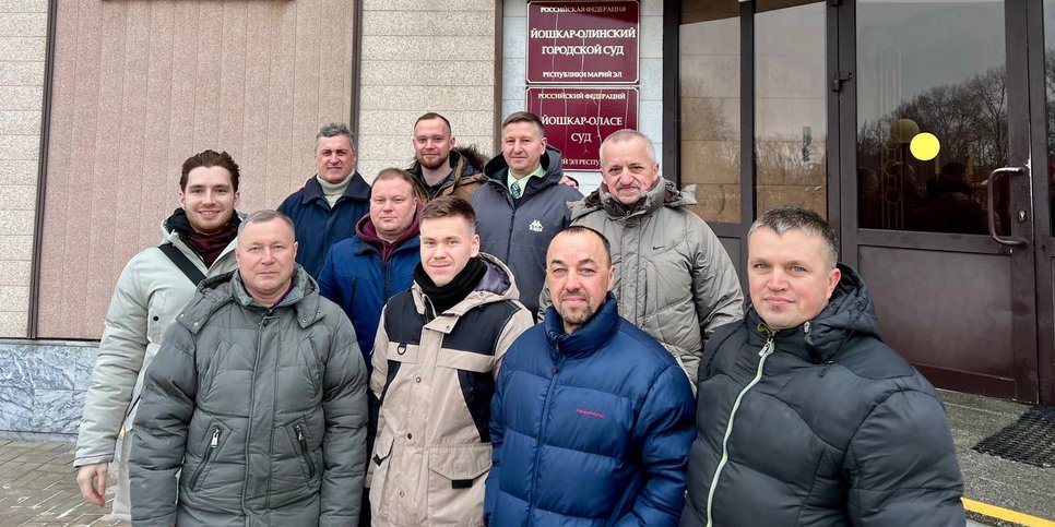 Vastaajat tuomion julistamisen jälkeen. helmikuu 13, 2025