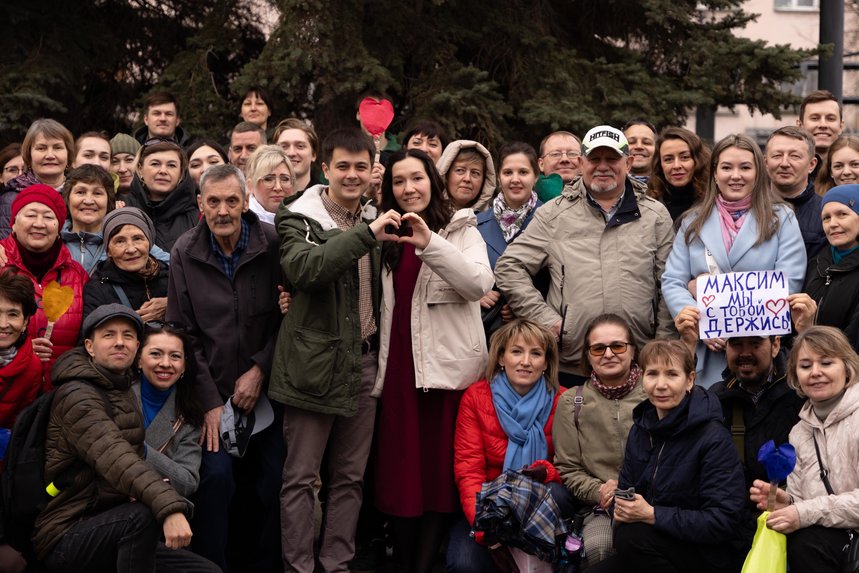 청문회 당일 친구들과 함께 있는 Khamatshins