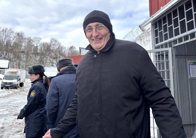 Vladimir Melnik no posto de controle da colônia penal. 9 de abril de 2025