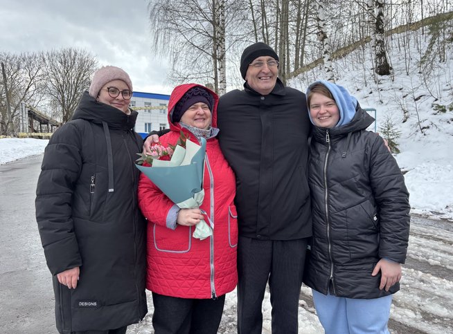 Vladimir Melnik, sua esposa e duas de suas filhas. 9 de abril de 2025