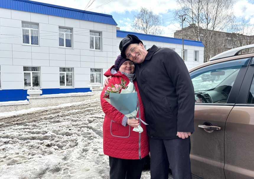 Vladímir Melnik con su esposa Irina, el 9 de abril. 2025