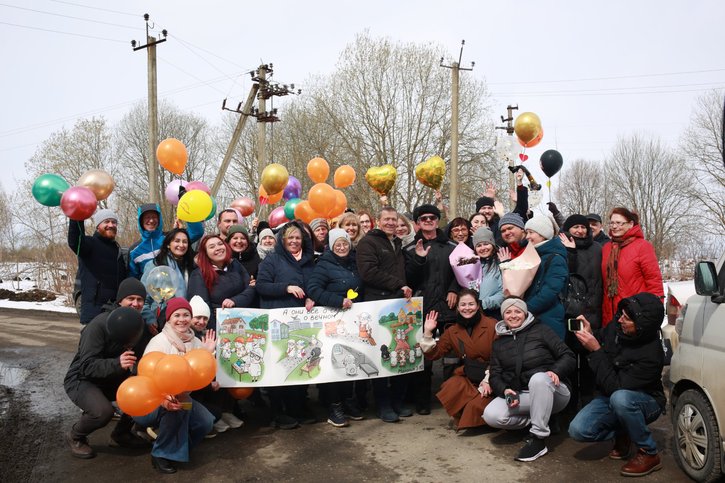 블라디미르 피스카레프(Vladimir Piskarev)가 친구들에게 둘러싸여 있다. 2025년 4월 9일