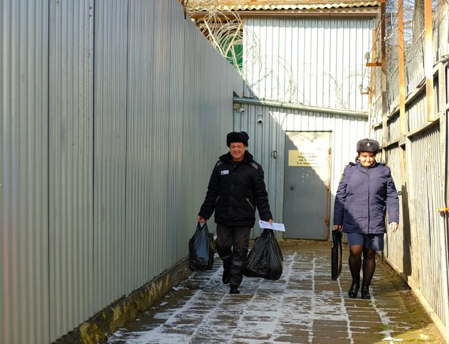 Artur Putintsev deixando a colônia penal. 9 de abril de 2025