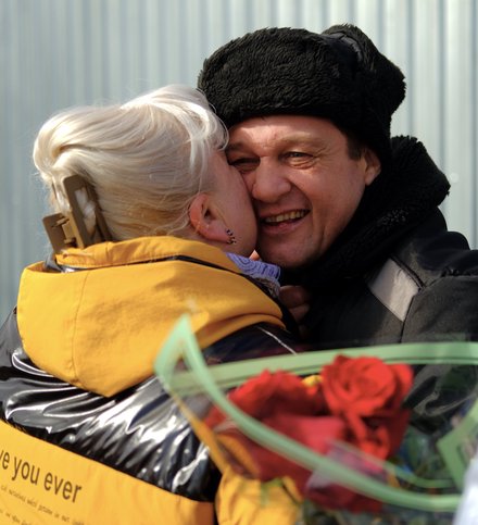 Artur Putintsev abraçado por sua esposa, Lyudmila. 9 de abril de 2025